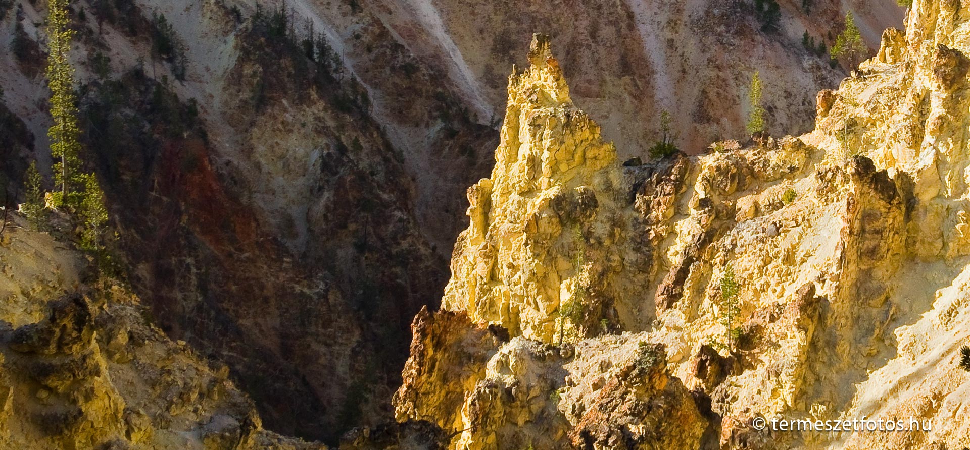 A Yellowstone névadó sárga sziklái